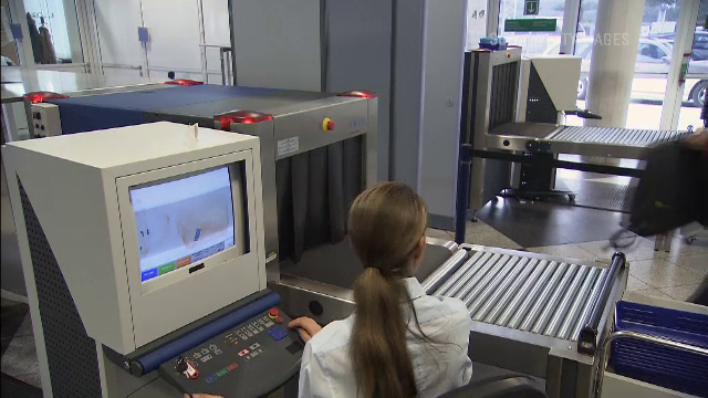 Descoperirea neașteptată făcută de polițiști în bagajul unei femei la controlul de securitate din aeroport | FOTO