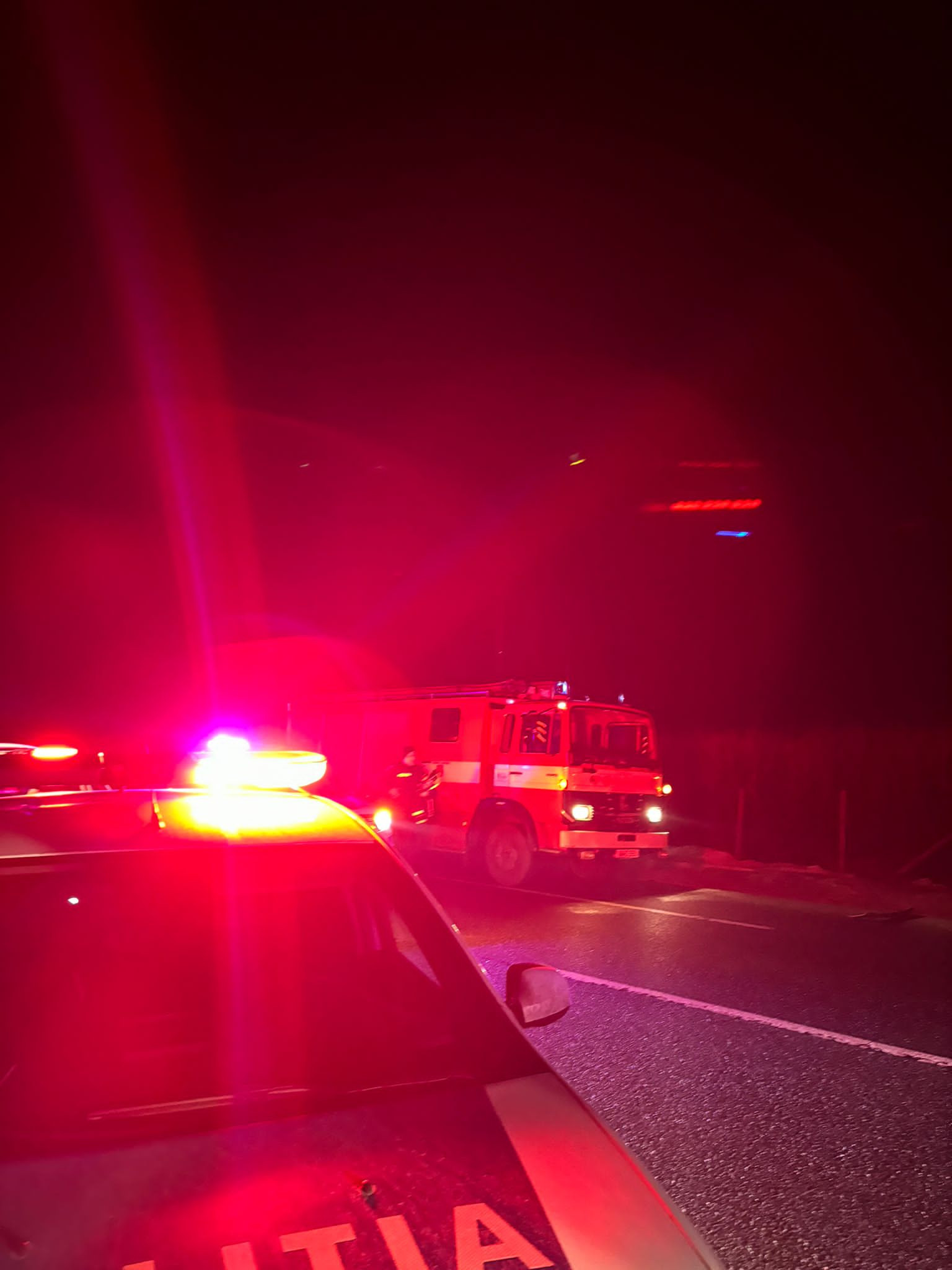 Un băiat de 16 ani a murit într-un accident pe „Drumul morții”. Impact violent între un camion, o autoutilitară și o mașină