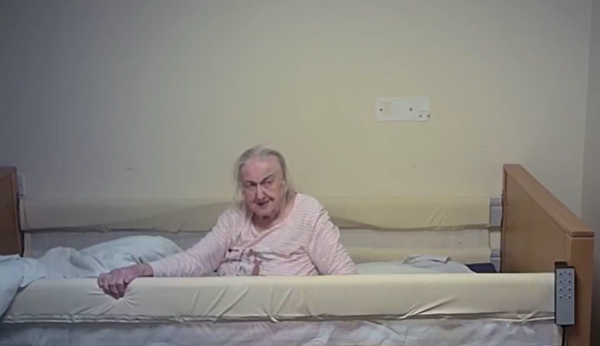 Filmarea șocantă care arată cum a fost abuzată o bătrână bolnavă de demență într-un azil. Rudele au instalat o cameră ascunsă