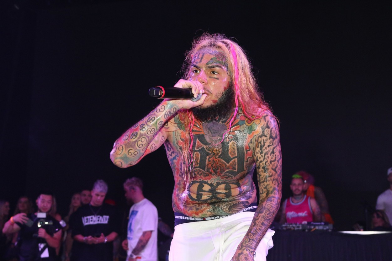 Rapperul 6ix9ine a fost arestat pentru violență domestică. Când urmează să se prezinte în fața instanței