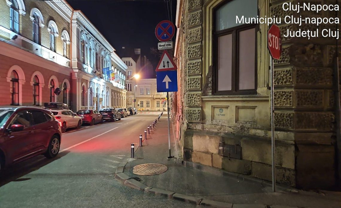 Situație jenantă la Cluj. O stradă a devenit prima cu sens unic în două sensuri din România