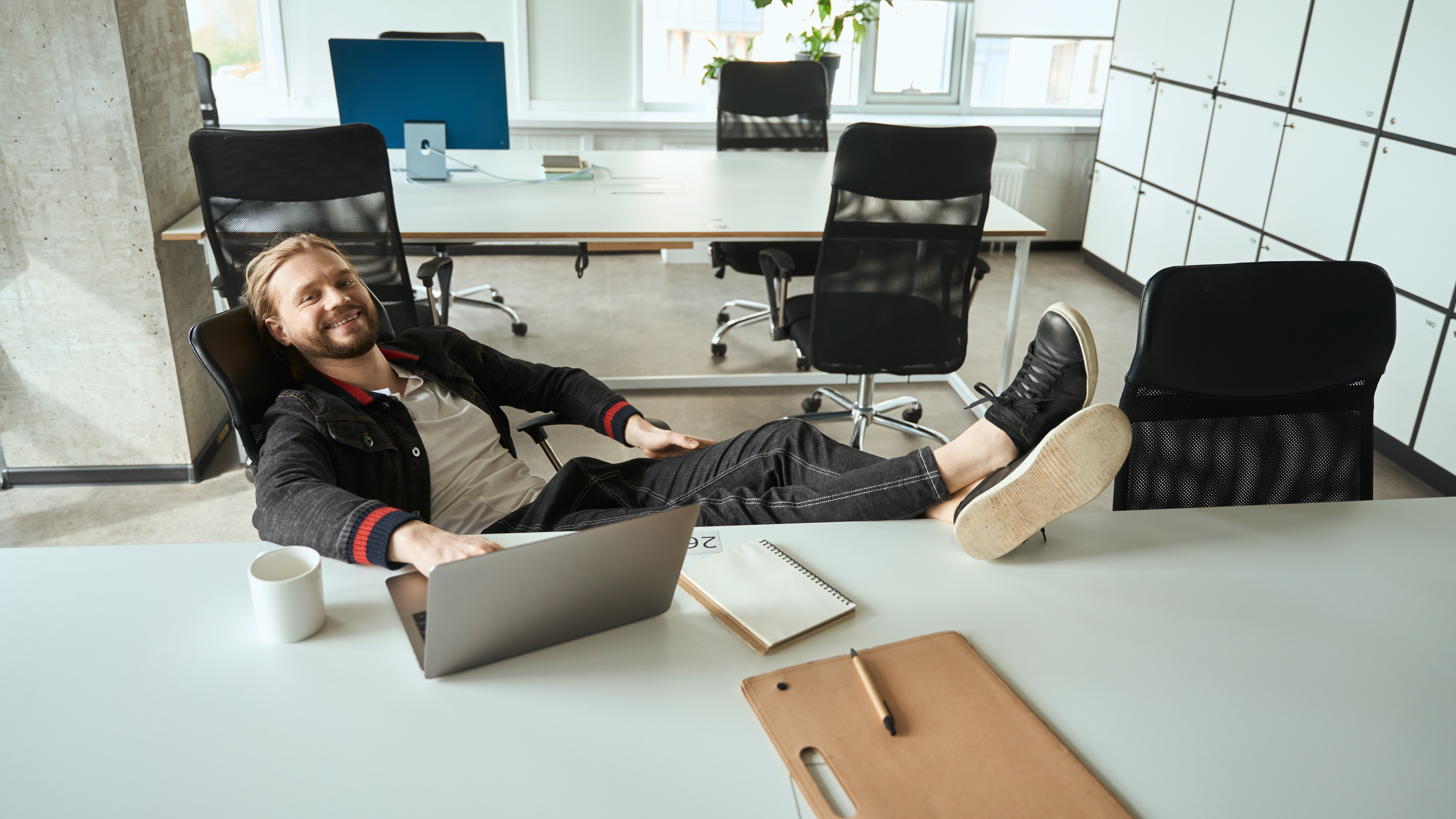 Sunt cei din Generația Z niște leneși la locul de muncă? De la „quiet quitting” la „act your wage” și munca în sistem hibrid