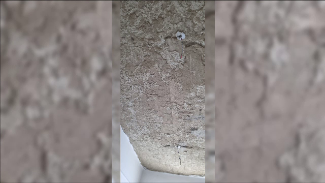 Tencuiala unei săli de clasă a căzut peste un muncitor. Conducerea școlii și primarul au decis: elevii nu sunt în pericol