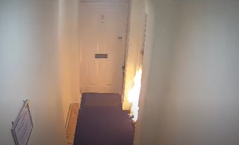 Momentul în care o femeie distruge ușa case fostului iubit cu o sticlă cu gaz butan. Ce a făcut după | VIDEO