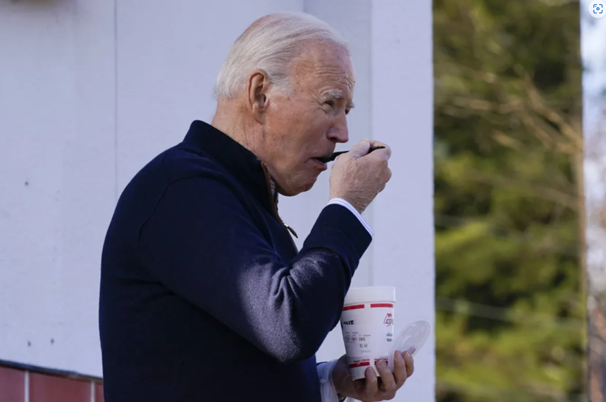 Biden bea un milkshake şi mănâncă un cheeseburger, după ce-l ironizează pe Trump şi face o gafă într-un discurs