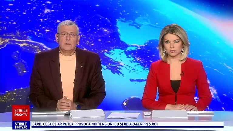 Momentul în care o sferă uriașă din metal și beculețe este rostogolită de vânt într-o intersecție din Arad