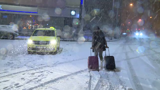 Întreg Bucureștiul s-a oprit din cauza zăpezilor. Și zborurile de pe Aeroportul Otopeni au avut întârzieri