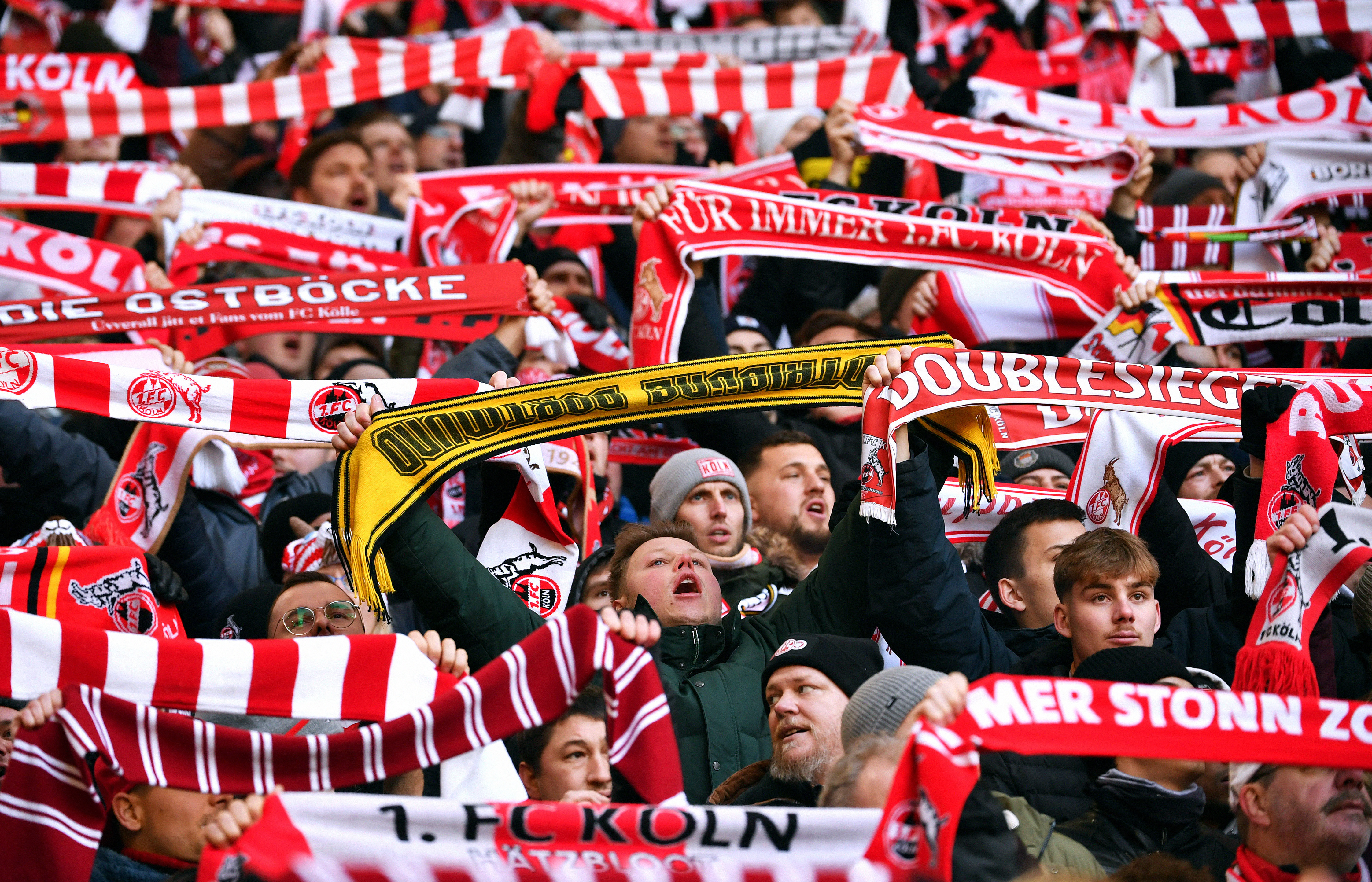 Meciul Borussiei Dortmund cu Koln, perturbat de suporteri, care au aruncat cu monede de ciocolată pe teren