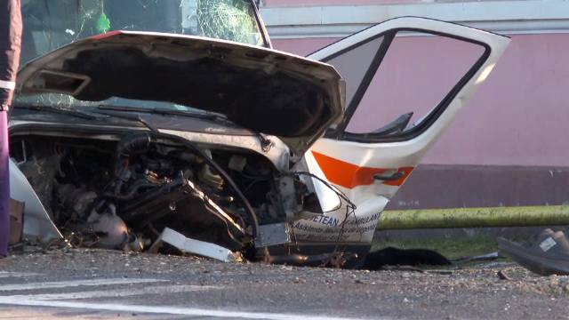 Accident între o ambulanță și un autoturim în Bistrița-Năsăud. O pacientă și echipajul medical au fost răniți