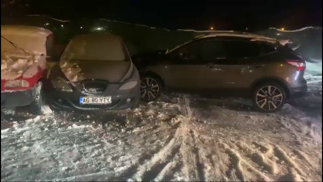 Un bărbat din Pitești a avariat 4 mașini parcate după ce a pierdut controlul volanului. Sticle de alcool, găsite în mașină