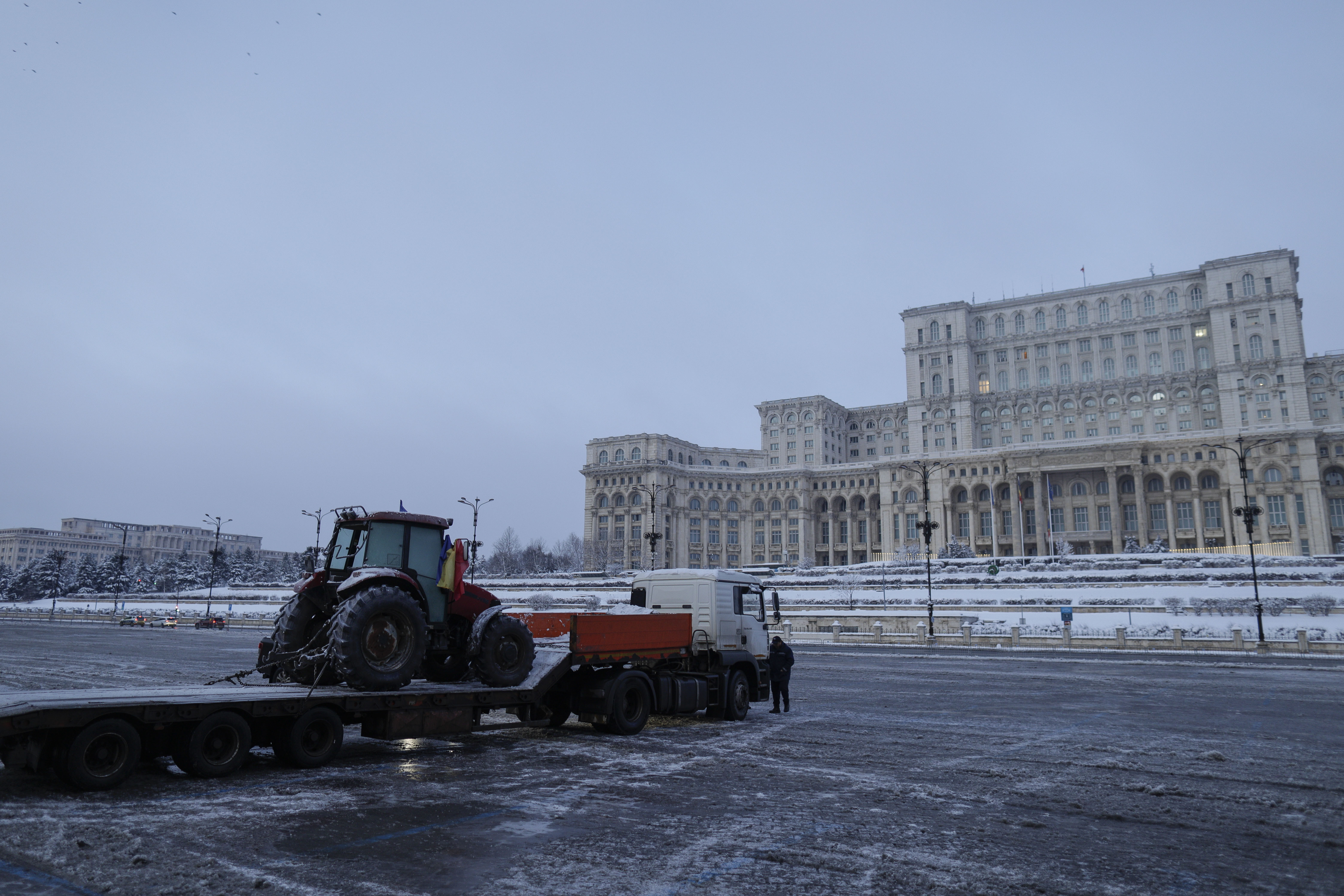 Un singur tractor a venit în Piața Constituției, la protestul transportatorilor la care erau anunțate sute de utilaje