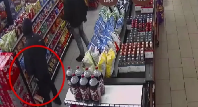 Împușcat mortal pentru o pungă de chipsuri. Managerul unui magazin și-a pierdut viața încercând să prindă doi hoți