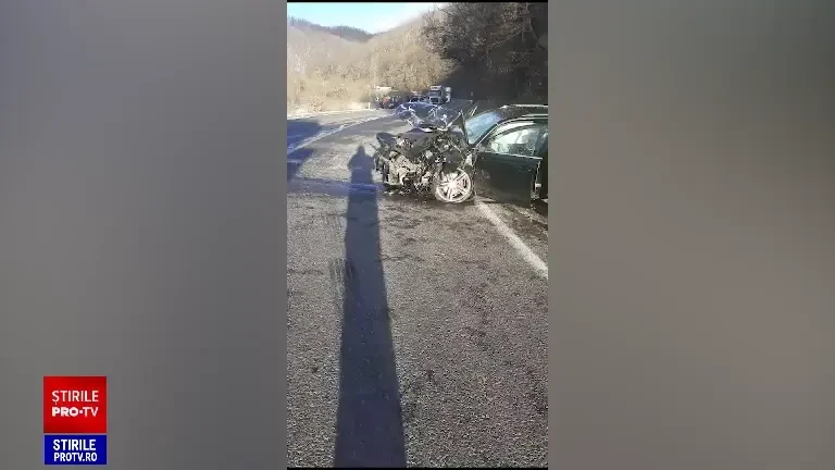 Șapte persoane, printre care patru copii, implicate într-un grav accident în Cluj. Un microbuz s-a lovit de o mașină