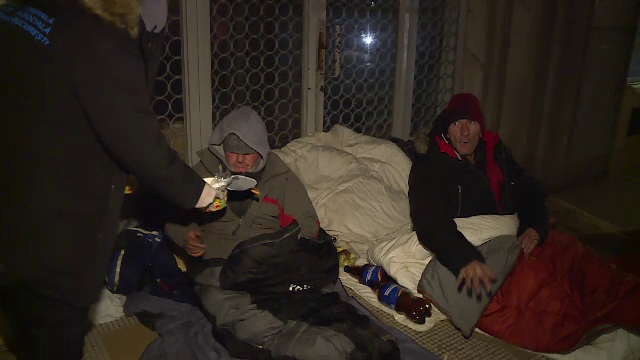 De ce nu vor oamenii străzii din București să meargă în adăposturi sociale chiar și când e ger. ”Am fost și am luat păduchi”