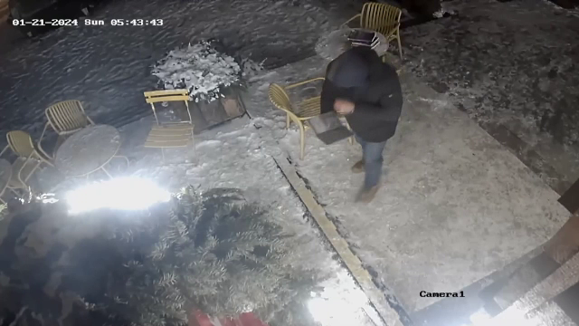 „Hoțul de cărți”, varianta Botoșani. Un bărbat a fost filmat în timp ce a furat cărțile unei cafenele