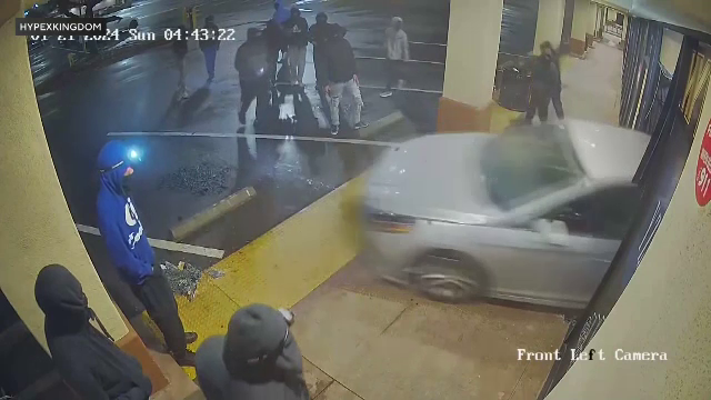 Au spart un magazin de haine cu o mașină furată, apoi au furat tot ce au prins. Valoarea jafului este impresionantă