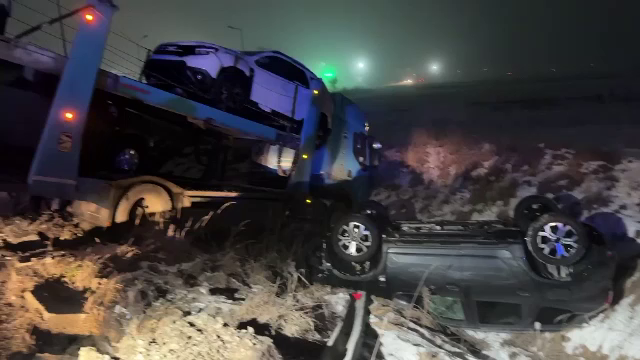 O platformă de transport autoturisme a lovit un sens giratoriu și s-a răsturnat pe DN 73 între Câmpulung și Pitești