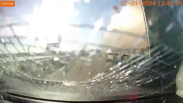 Momentul în care gheața desprinsă de pe un TIR face praf parbrizul unei mașini, la ieșirea din Roman