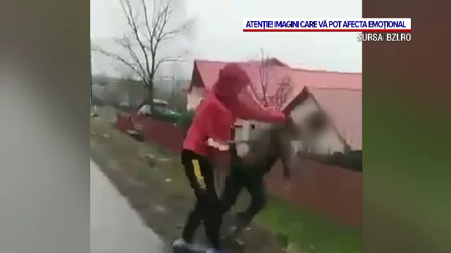 Un adolescent din Iași a fost filmat în timp ce aruncă în șanț un bărbat de 69 de ani. Poliția s-a autosesizat