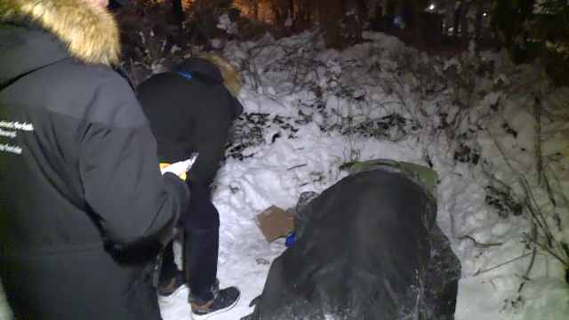 Ger în Capitală. Oamenii străzii refuză să fie duși la adăpost, bucureștenii își rup picioarele pe trotuarele înghețate