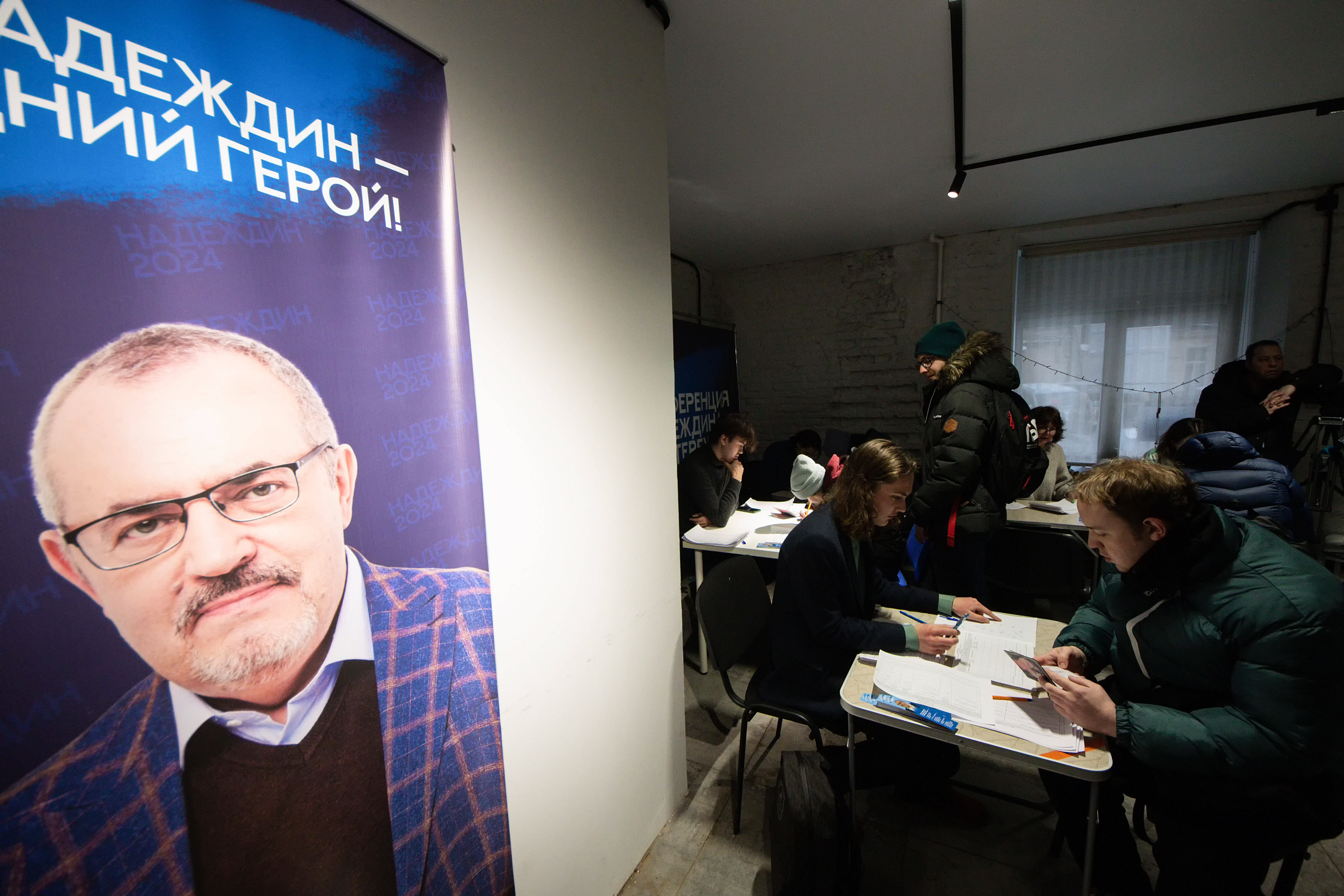 Mii de ruși stau la coadă pentru a-l susține pe ”candidatul păcii”, împotriva lui Putin. Care e singura sa promisiune VIDEO