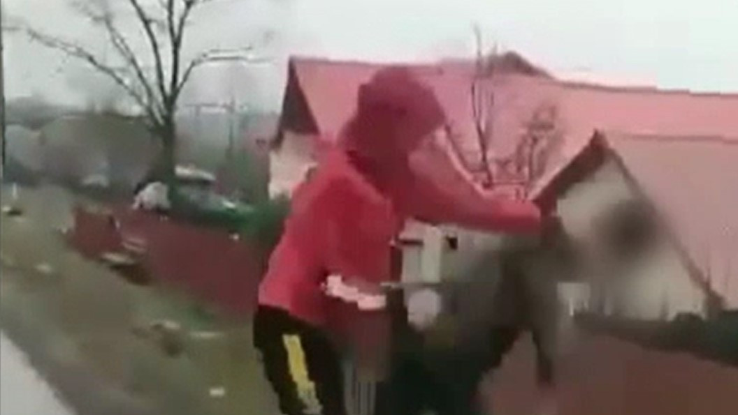 Adolescentul care a împins un bărbat de 69 de ani într-un șanț e un campion al infracțiunilor. "Au spart toate casele"