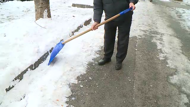 Ce amenzi riscă cei care nu deszăpezesc trotuarul din fața locuinței sau a spațiului comercial