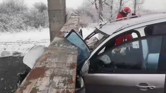 Cum s-a produs tragedia din Olt. O femeie a murit strivită de un limitator de viteză, doborât de un camion