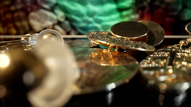 O femeie din București a furat bijuteriile unei bătrâne sub pretextul că i le va descânta. Ce a urmat