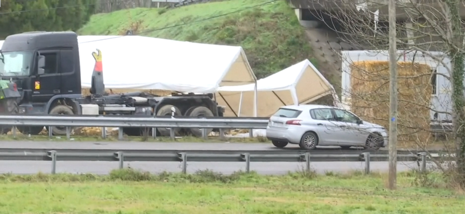 O femeie a fost ucisă și alte două persoane rănite, după ce o mașină a intrat într-o barieră și le-a lovit, în Franța