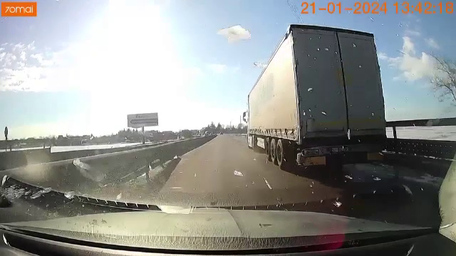 Experiment. Cât de periculos este să nu curățăm complet mașina de zăpadă. Un șofer a fost la un pas de tragedie