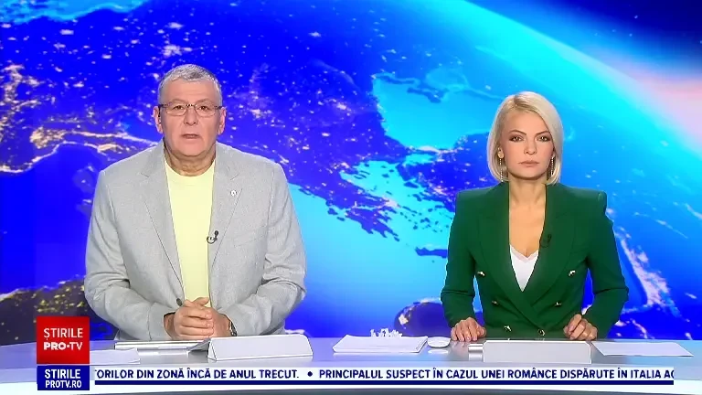 O platformă de transport autoturisme a lovit un sens giratoriu și s-a răsturnat pe DN 73 între Câmpulung și Pitești