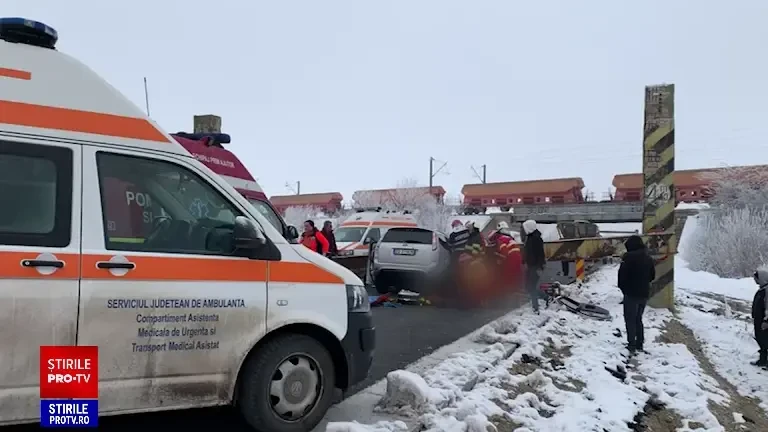 Accident grav pe DN 6, în judeţul Olt. Un camion a lovit un limitator de înălţime, iar acesta a căzut peste un autoturism