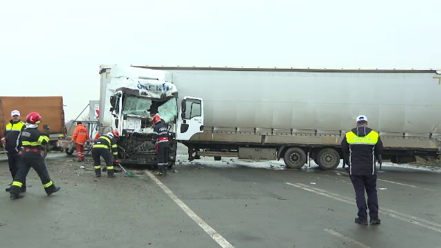 „Dezastru.” Cum s-a produs accidentul din Timiş în care au fost implicate un autobuz şi un camion