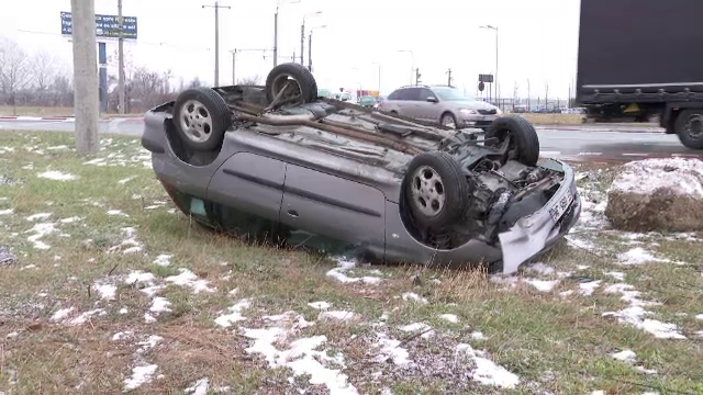 O șoferiță beată și drogată din Arad s-a răsturnat cu mașina și a scăpat nevătămată, în timp ce era urmărită de polițiști