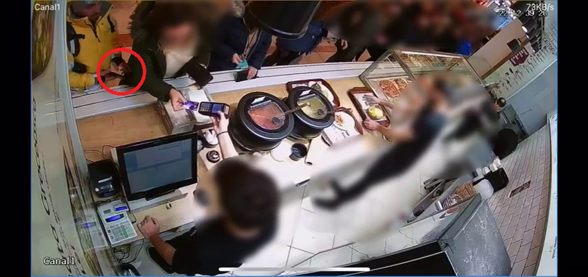 Momentul în care un livrator fură telefonul unei femei în timp ce aștepta la un fast-food dintr-un mall din Capitală. VIDEO