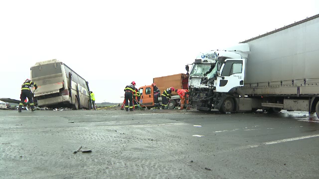 Șoferul autobuzului care a fost implicat într-un accident, în Timiș, a murit. Transporta 18 pasageri