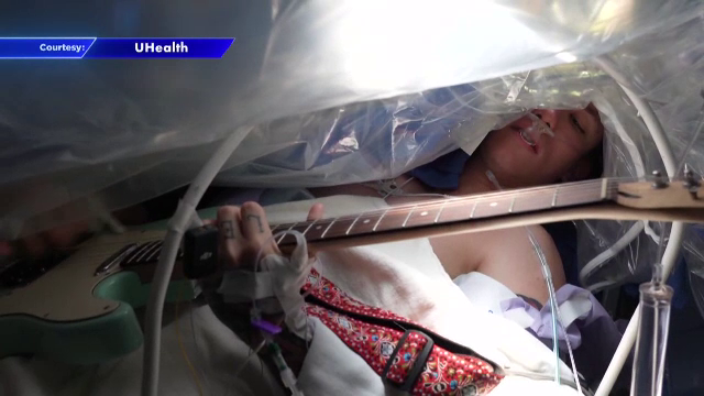 Un bărbat din Florida a cântat la chitară pe durata unei operații pe creier