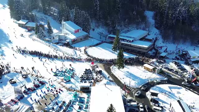 Turiștii au luat cu asalt Poiana Brașov. Sute de oameni stăteau umăr la umăr la coadă la telegondolă