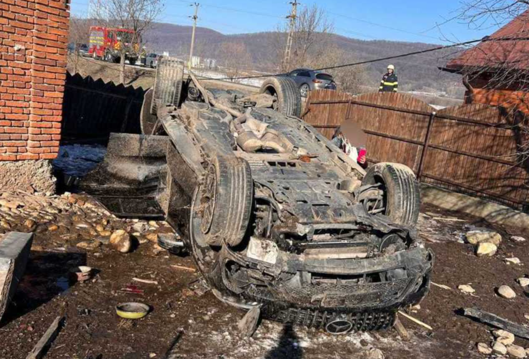 O mașină a derapat, a rupt un stâlp și un gard și s-a răsturnat într-o curte din Argeș. Două persoane au fost rănite