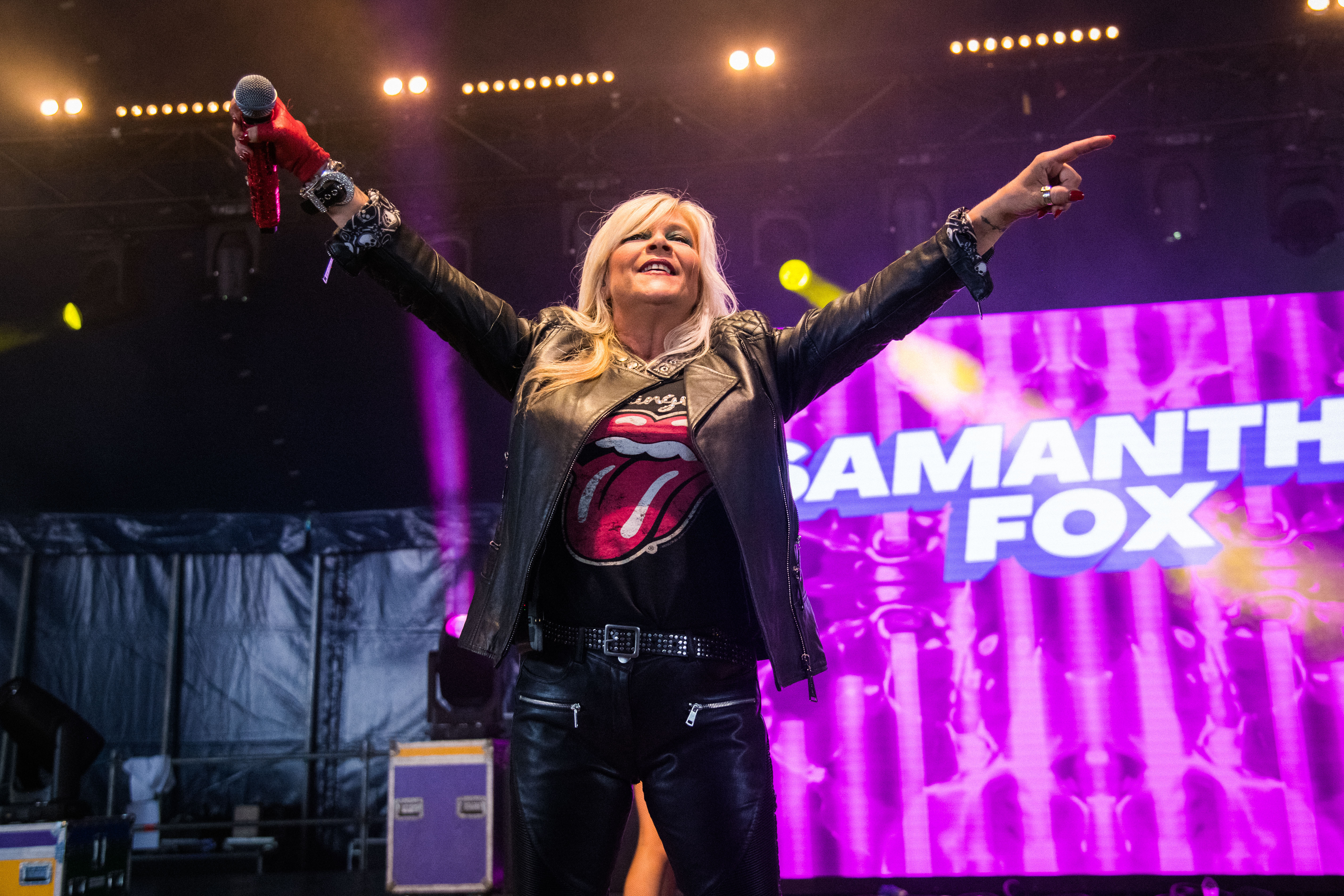 Samantha Fox, arestată după ce s-a urcat beată în avion. Cântăreața a provocat un scandal și a fost evacuată