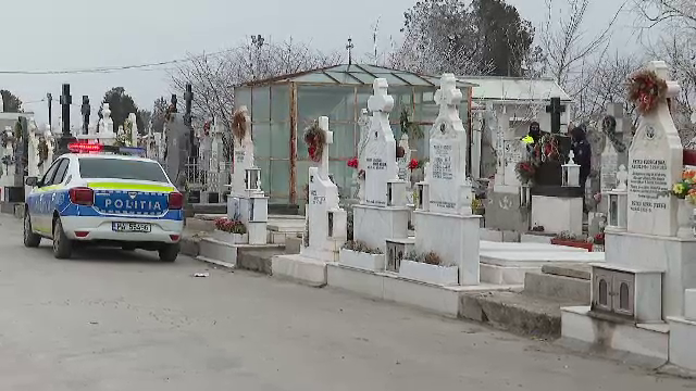 Un tânăr a fost reţinut după ce ar fi desenat zvastica pe 18 morminte dintr-un cimitir din Bacău