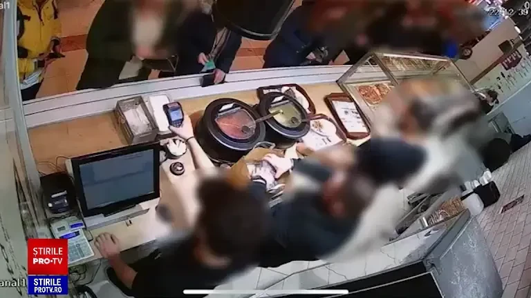 Momentul în care un livrator fură telefonul unei femei în timp ce aștepta la un fast-food dintr-un mall din Capitală. VIDEO