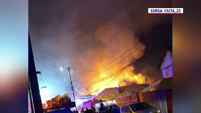 Trei case cuprinse de flăcări în Sectorul 3 din București. Două femei au fost transportate la spital