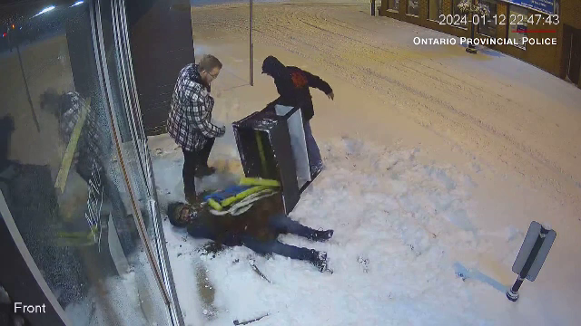 Trei indivizi puși pe fapte rele au ajuns vedete pe internet după ce au încercat să spargă un local | Video