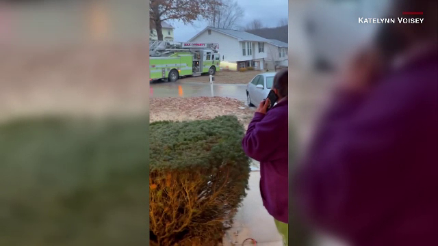 Momentul în care o autospecială de pompieri a derapat pe șoseaua îngheţată și a început să facă piruete pe carosabil