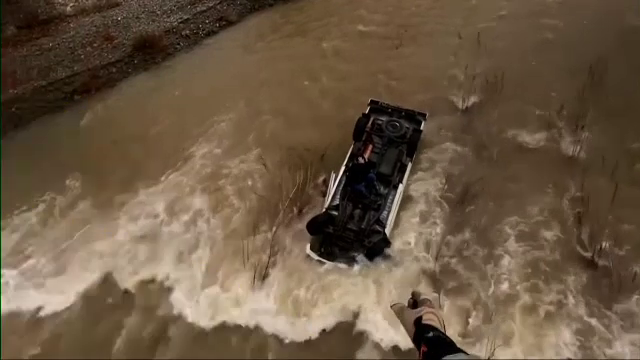 O femeie din California a rămas blocată pe o mașină timp de 14 ore, în mijlocul unei ape