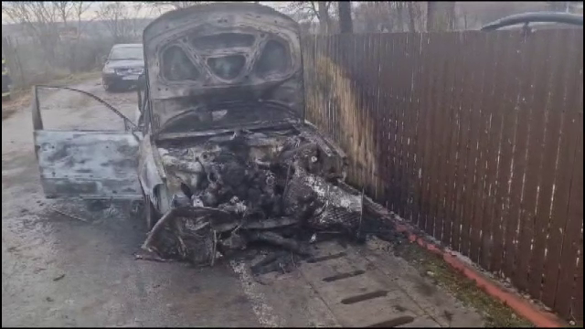 Un bărbat din Galați s-a răzbunat pe rude și le-a lovit și incendiat mașinile. Momentul, surprins pe camerele de supraveghere