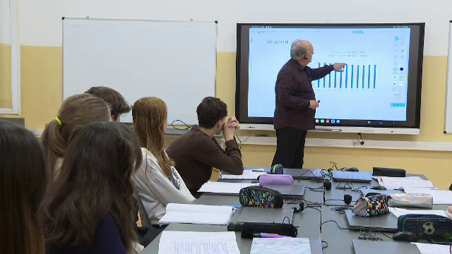 Profesorii români au început să folosească la ore aplicațiile pe bază de inteligență artificială. Cum au reacționat elevii