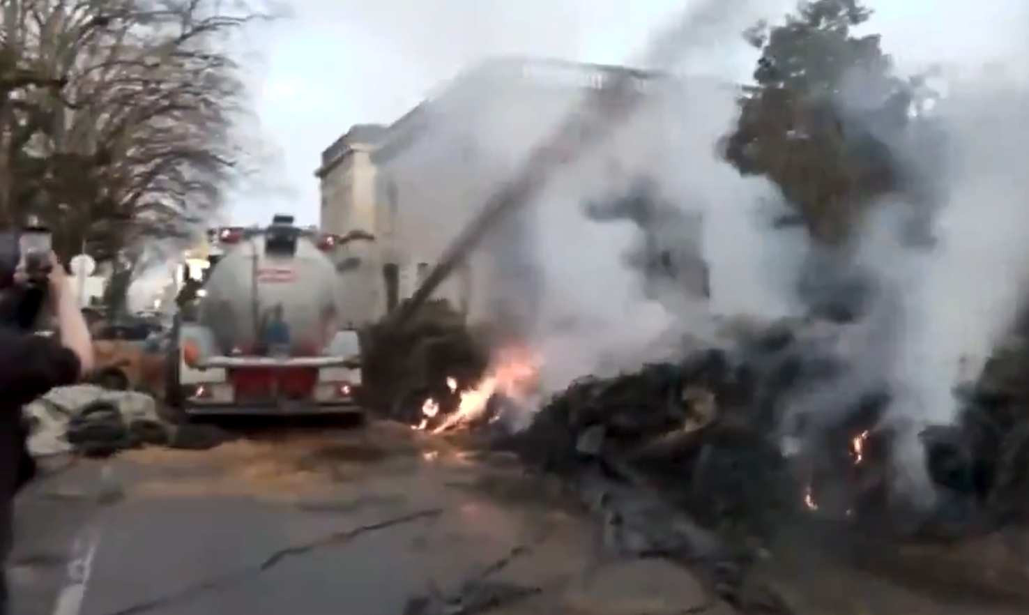 Agricultorii francezi au protestat cu dejecții pe fațade și camioane de mărfuri de import aruncate. Reacția guvernului